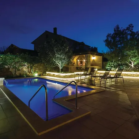 Holiday home Stunning In With Outdoor Swimming Pool