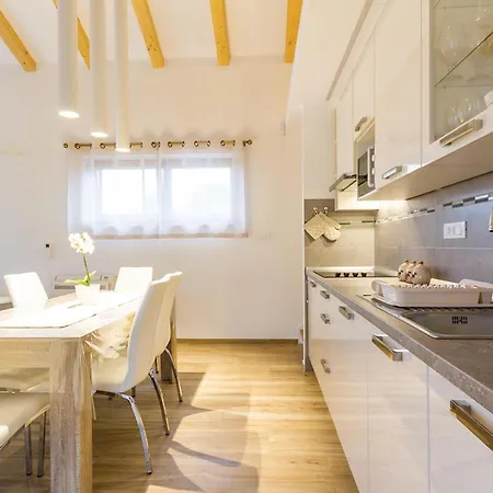 Holiday home Stunning In With Outdoor Swimming Pool Sisan