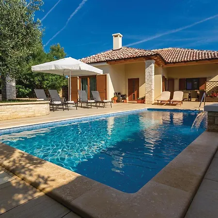 Stunning In With Outdoor Swimming Pool