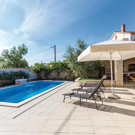 Stunning In With Outdoor Swimming Pool