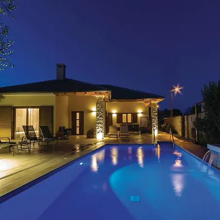 Holiday home Stunning In With Outdoor Swimming Pool